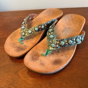 Vionic Leather Flip Flops with Turquoise Beads Women’s Size 7.5